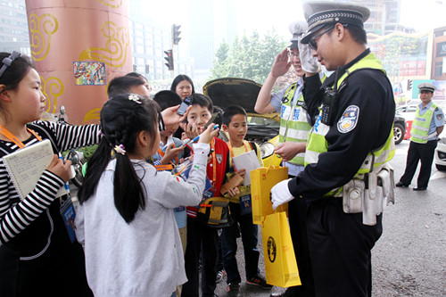 在红旗河沟流动警务车执勤点，小记者们送上了慰问品，并积极采访交警人员。新华网发（喻盾 摄）_副本.jpg