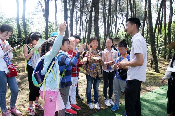 小记者们正在采访郑林爱总经理新华网发（喻盾 摄）.jpg