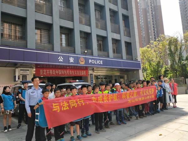 同学们与民警合影。.jpg