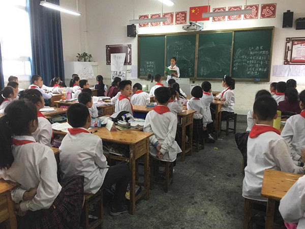 同学们正在跟着“小老师”朗读。.jpg
