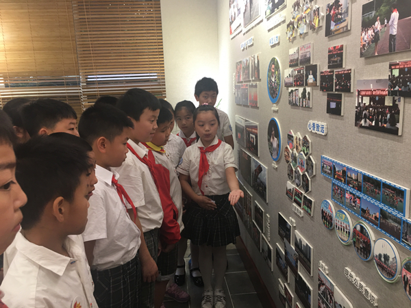 学生参观“三香堂”校史馆。.JPG