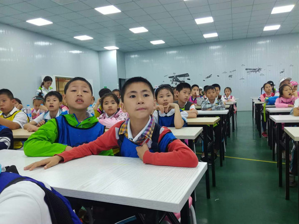 同学们在活动现场认真听老师讲解。.jpg