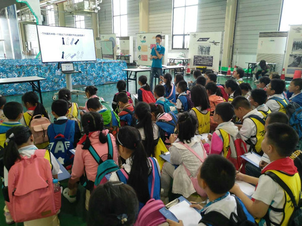 同学们在现场认真记录。.jpg