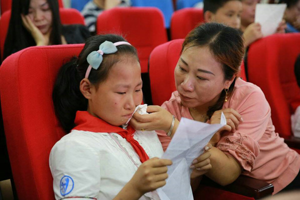 同学们阅读家长亲笔信，感动落泪。.jpg