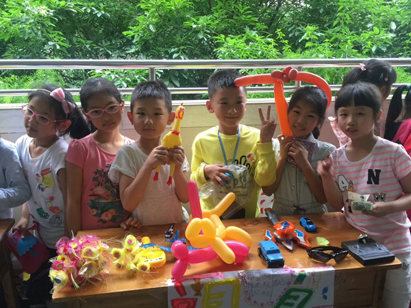 同学们欢乐地售卖商品。.jpg