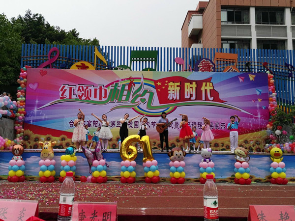 合唱团的《歌曲串烧》让全场一起放声高歌。.jpg