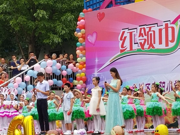 师生同台主持。.jpg