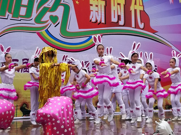 舞蹈表演《兔气扬眉》。.jpg