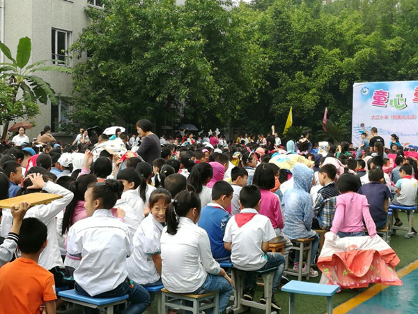 小伙伴在排队。.jpg