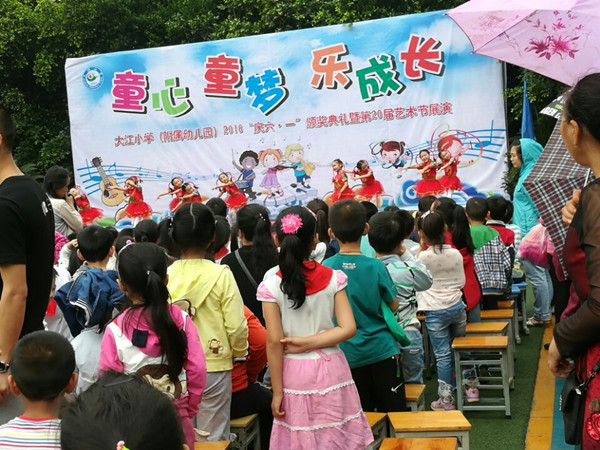 小伙伴表演节目 。.jpg