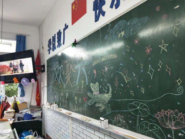 黑板也充满了儿童节气息。.jpg
