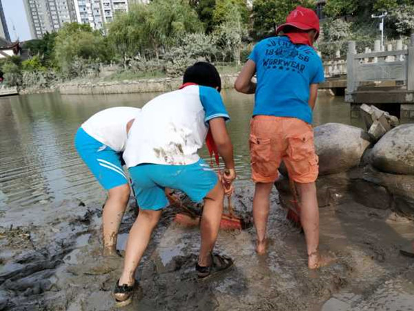 争先恐后的小记者不顾身上的淤泥，只为让城市更美丽。.jpg