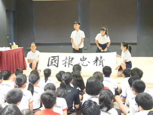 金小学生现场书法展示。（学校供图）.jpg