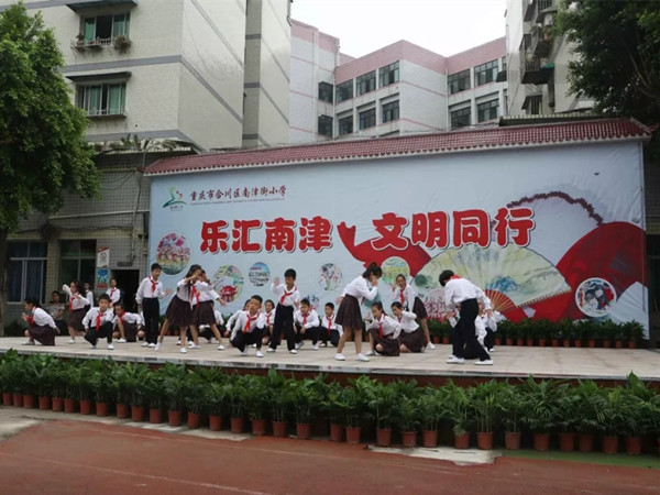 精彩的文艺表演。.jpg