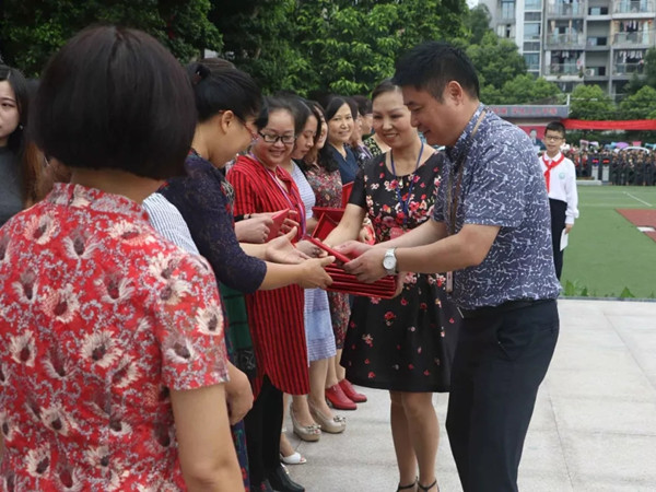 校领导为优秀老师颁奖。.jpg