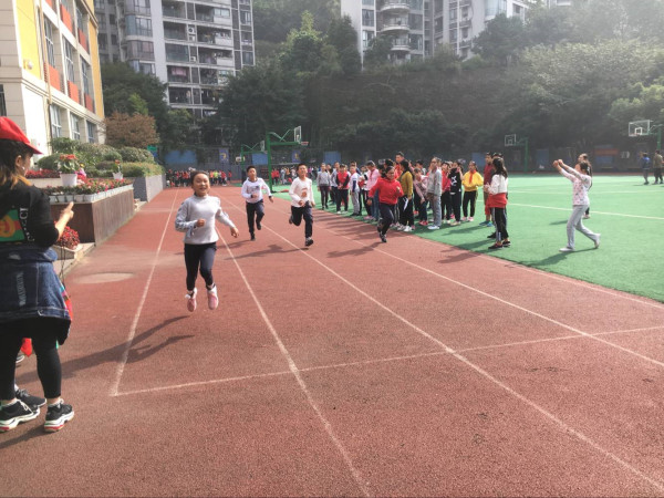 体质达标运动会上，正在努力奔跑的同学们。.jpg