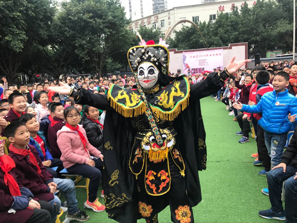 变脸演员走下台与同学们互动。.jpg