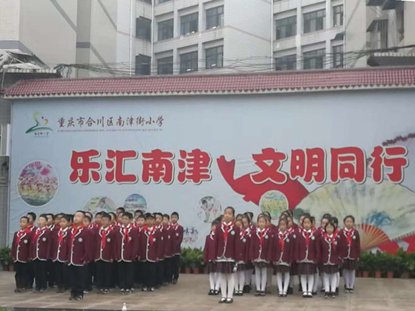 三年级同学诵读。.jpg