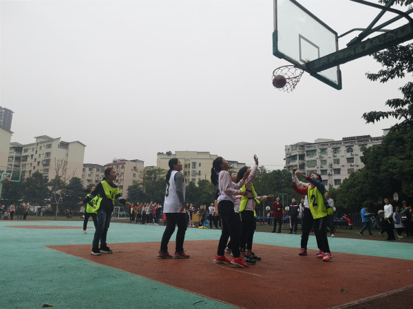 班级篮球赛上，五年级七班对战九班现场。（彭材露 摄）.jpg