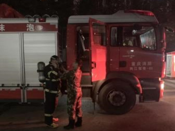 消防队员赶到现场，正在作救火准备。.jpg