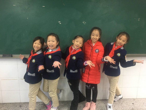 在快乐中学习舞蹈的彭诗棋同学。.jpg