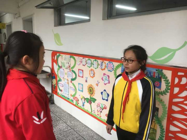 薛紫桐正在和同学分享自己学葫芦丝的经历。（右一）.jpg