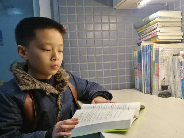 陈浩然同学正在看书。（陈浩然家长 供图）.jpg