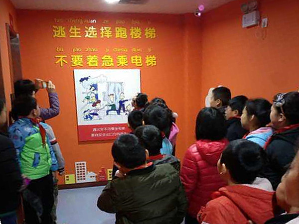 同学们学习消防安全知识。.jpg