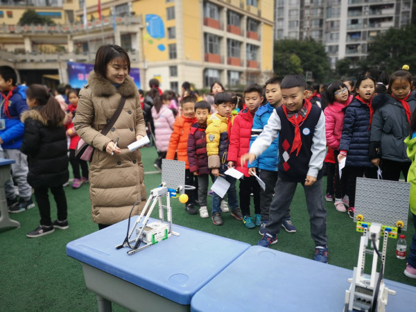 同学们正在体验科技项目。（彭材露 摄）.jpg