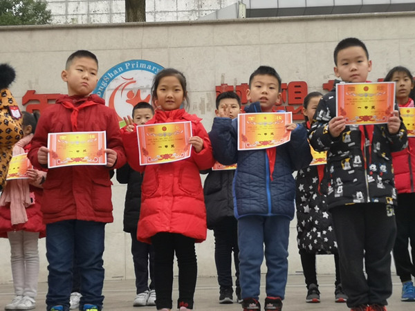 获得纸牌比赛一等奖的同学们。.jpg