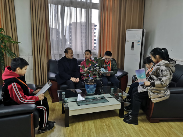 九龙坡区实验一小何军校长正在与学生交流。（彭材露 摄）.jpg