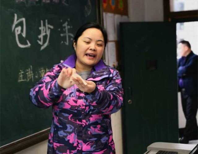 家长在课堂上指导同学们包抄手。.jpg