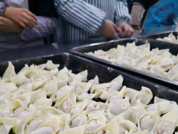 家长和同学们共同完成的抄手。.jpg