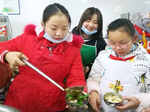 同学们品尝抄手。.jpg