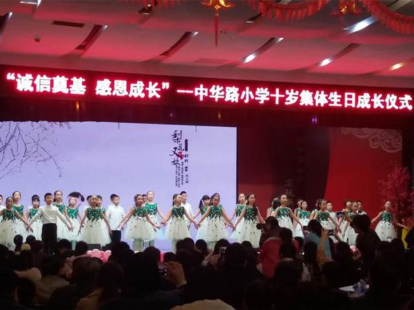 合唱《梨花又开放》。.jpg