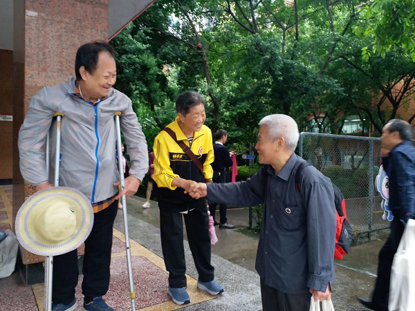 老校友欢聚场面.png