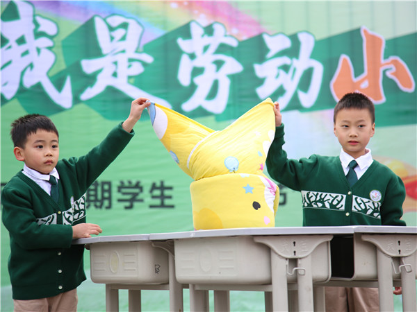 学生创意叠被子。.JPG