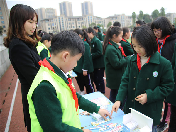 学生领取奖品。.JPG