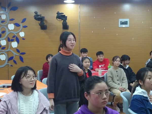 校园记者积极参与讨论。.jpg
