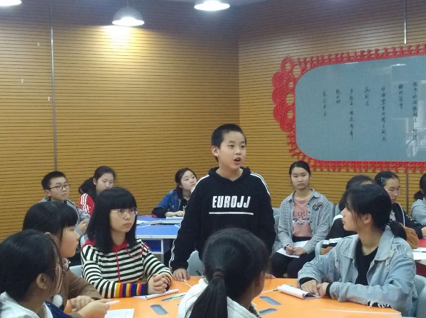 校园记者踊跃表达自己的看法。.jpg