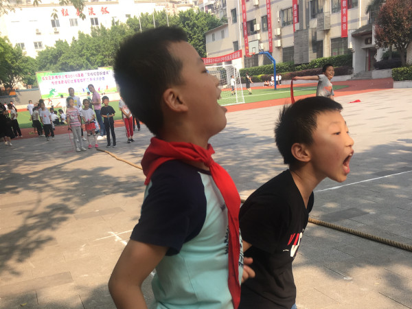 孩子们为运动员加油。.jpg