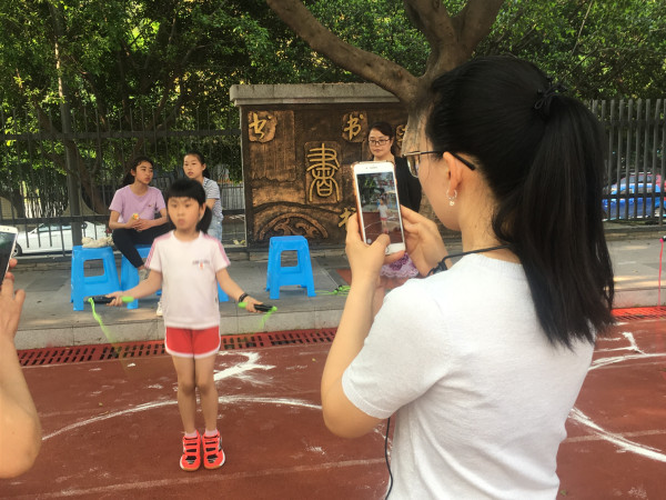 老师记录下孩子的表现。.jpg