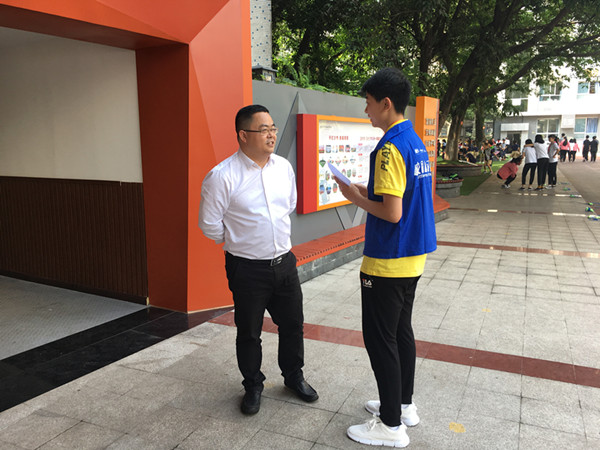小记者采访廖庆校长。.jpg