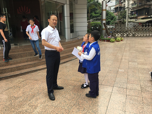小记者采访何军校长。.jpg