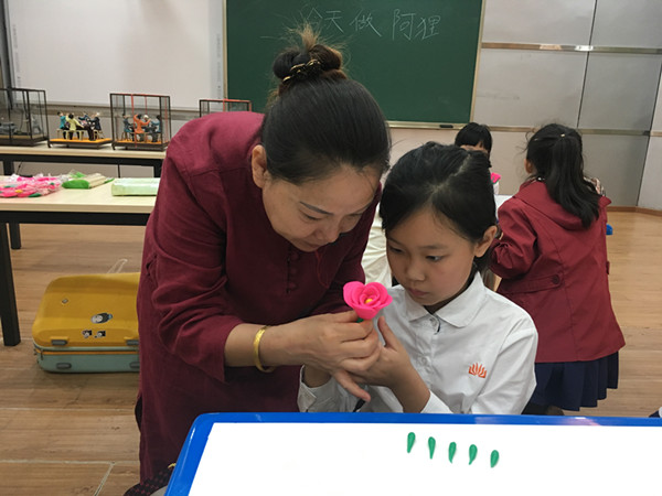 学生制作面塑。.jpg