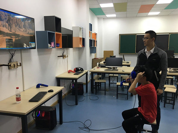 学生进行VR体验。.jpg