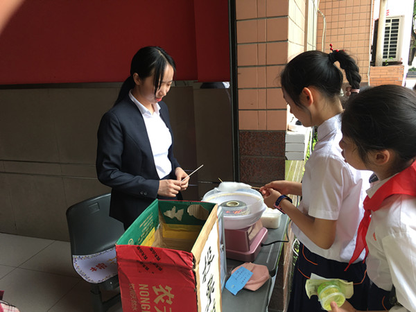 师生共同制作棉花糖。.jpg