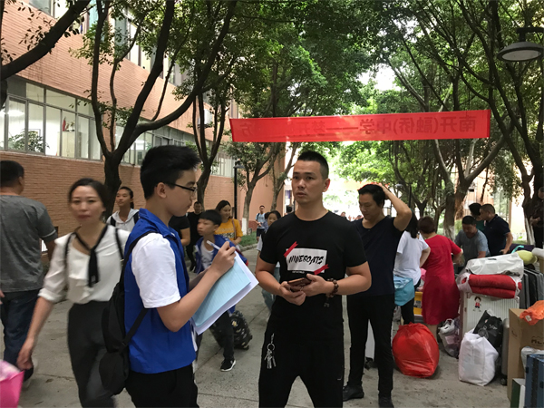 小记者采访学生家长。.jpg