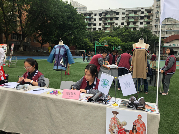 服装社自己设计的衣服。新华网发（申思思摄）.jpg