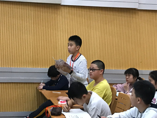 周思齐同学在课上积极分享自己的课堂作业。.jpg